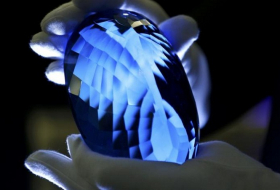Blue topaz gemstone, largest of its kind, to go in display in UK